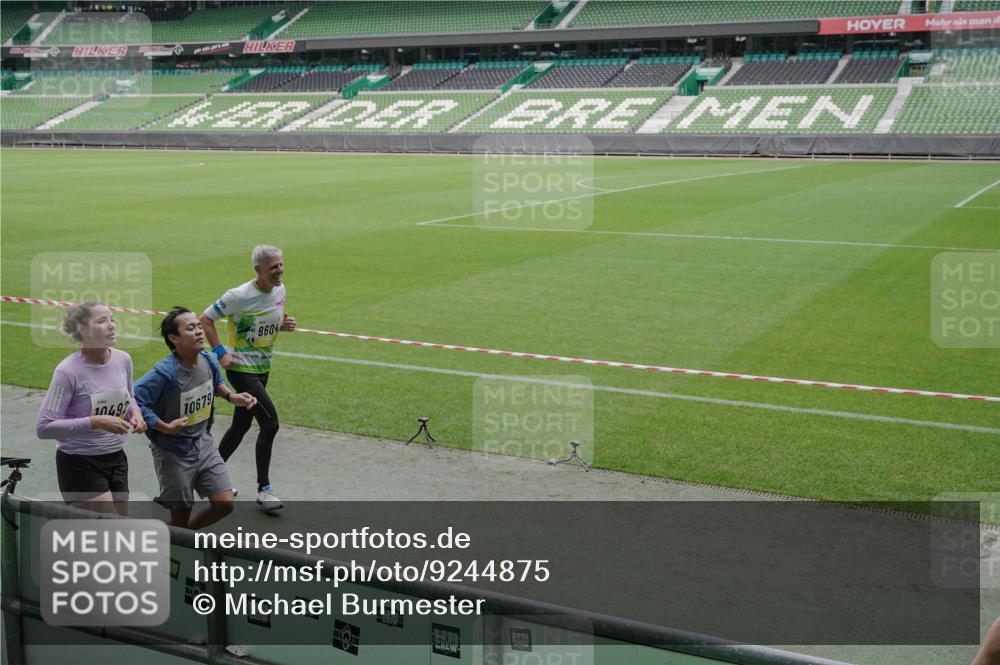 05.10.2025 - 20. swb-Marathon Bremen Michael Burmester http://msf.ph/oto/9244875 05.10.2025 10:36:55 Laufen im Stadion 7123, 7777, 7908, 9177, 9208, 9215, 9246, 9271, 9272, 9294, 9305, 9346, 9349, 9363, 9371, 9381, 9443, 9473, 9531, 9568, 9593, 9603, 9604, 9608, 9611, 9613, 9635, 9655, 9673, 9692, 9747, 9802, 9812, 9827, 9839, 9841, 9913, 9991, 10004, 10026, 10030, 10067, 10071, 10093, 10209, 10217, 10219, 10290, 10291, 10324, 10345, 10357, 10406, 10489, 10492, 10518, 10558, 10560, 10562, 10571, 10588, 10615, 10656, 10679, 10762, 10771, 10809, 10821, 10901, 11184, 11251, 7908, 8585 meine-sportfotos.de