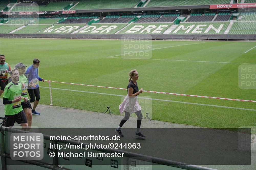 05.10.2025 - 20. swb-Marathon Bremen Michael Burmester http://msf.ph/oto/9244963 05.10.2025 10:36:57 Laufen im Stadion 7123, 7777, 9177, 9208, 9215, 9246, 9271, 9272, 9294, 9305, 9363, 9381, 9473, 9531, 9568, 9593, 9603, 9604, 9608, 9611, 9613, 9635, 9655, 9673, 9692, 9747, 9802, 9812, 9827, 9839, 9841, 9913, 9991, 10004, 10026, 10030, 10067, 10071, 10093, 10209, 10217, 10219, 10290, 10291, 10324, 10345, 10357, 10406, 10489, 10492, 10518, 10558, 10560, 10562, 10571, 10588, 10615, 10656, 10679, 10762, 10771, 10809, 10821, 10901, 11184, 11223, 11251, 7908, 8585, 9346 meine-sportfotos.de