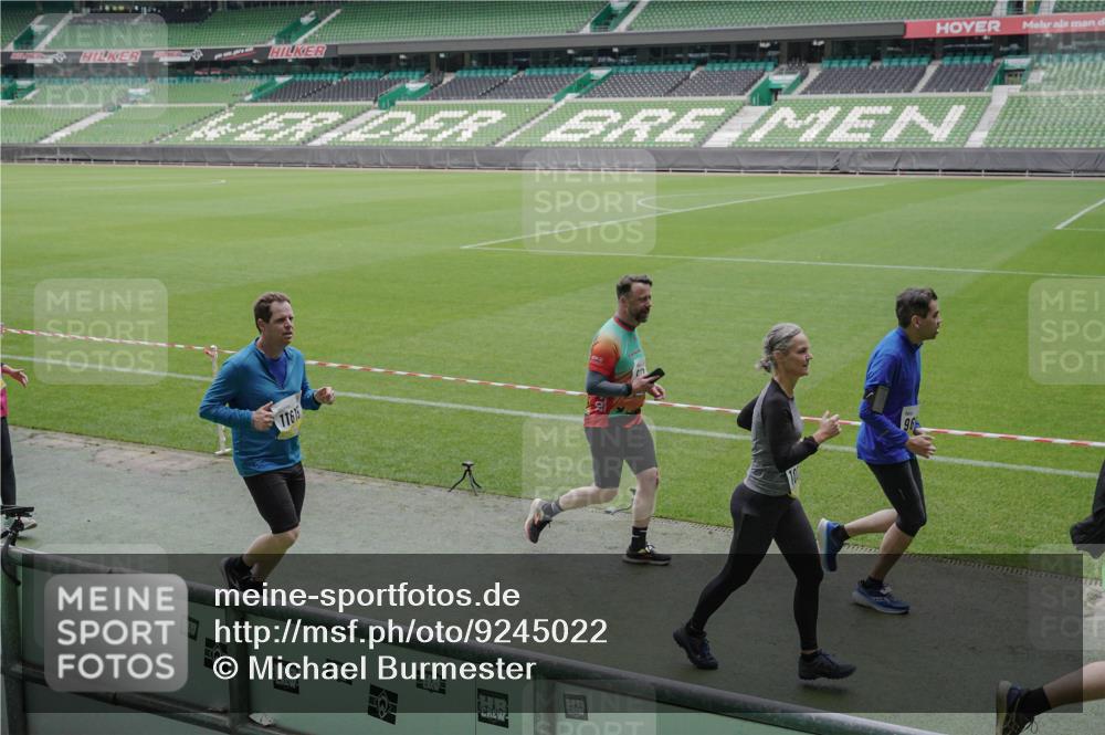 05.10.2025 - 20. swb-Marathon Bremen Michael Burmester http://msf.ph/oto/9245022 05.10.2025 10:36:59 Laufen im Stadion 7123, 7777, 9177, 9208, 9215, 9246, 9271, 9272, 9294, 9305, 9363, 9381, 9473, 9531, 9568, 9593, 9600, 9603, 9604, 9608, 9613, 9635, 9655, 9673, 9692, 9747, 9802, 9812, 9827, 9839, 9841, 9913, 9979, 9991, 10004, 10026, 10030, 10067, 10071, 10093, 10209, 10217, 10290, 10291, 10324, 10345, 10357, 10370, 10406, 10489, 10492, 10518, 10558, 10560, 10562, 10571, 10588, 10615, 10656, 10679, 10762, 10771, 10809, 10821, 10901, 11184, 11223, 11251, 7908, 8585, 9346 meine-sportfotos.de
