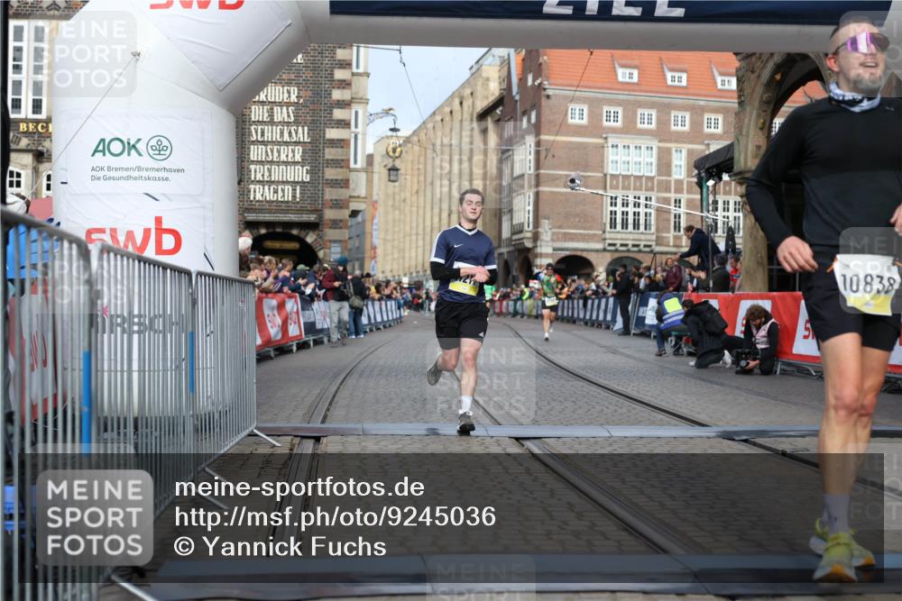 05.10.2025 - 20. swb-Marathon Bremen Yannick Fuchs http://msf.ph/oto/9245036 05.10.2025 10:42:22 Ziel 8187, 9364, 9504, 10838, 11217, 11422 meine-sportfotos.de