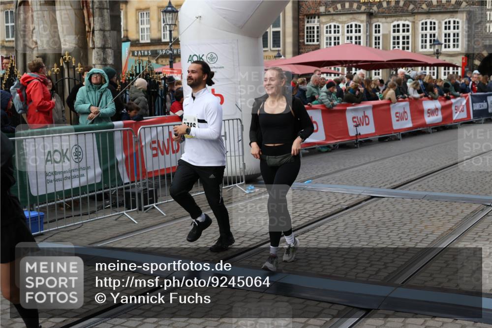 05.10.2025 - 20. swb-Marathon Bremen Yannick Fuchs http://msf.ph/oto/9245064 05.10.2025 11:11:28 Ziel 9011, 9264, 9386, 9479, 10183, 10614, 11158, 11568, 11578 meine-sportfotos.de