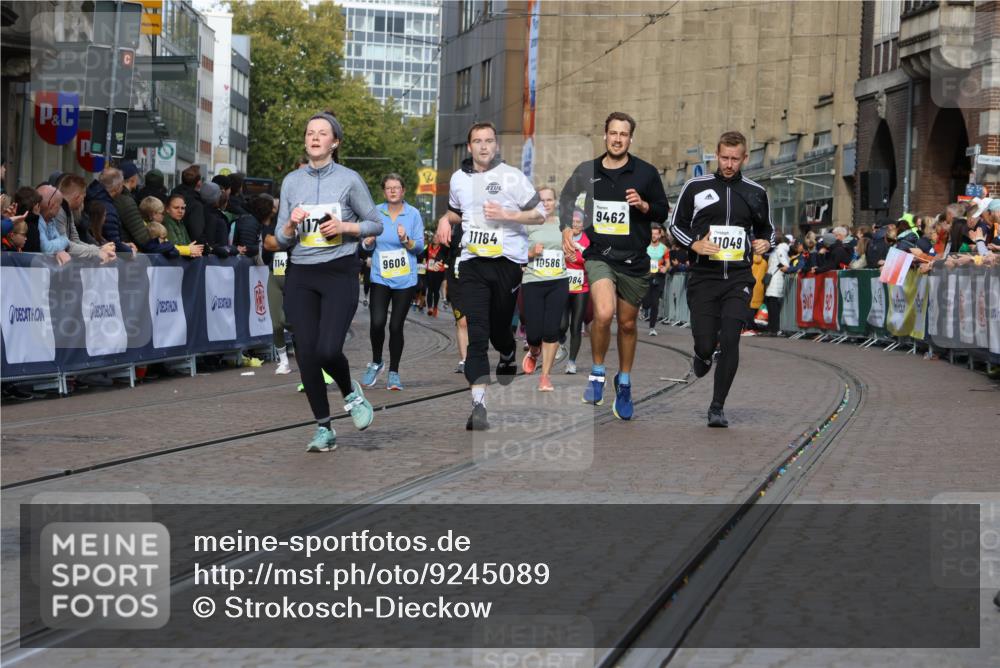 05.10.2025 - 20. swb-Marathon Bremen Strokosch-Dieckow http://msf.ph/oto/9245089 05.10.2025 10:58:18 Ziel 7077, 9174, 9462, 9608, 10084, 10368, 10586, 10786, 11049, 11181, 11184, 11495, 11724 meine-sportfotos.de