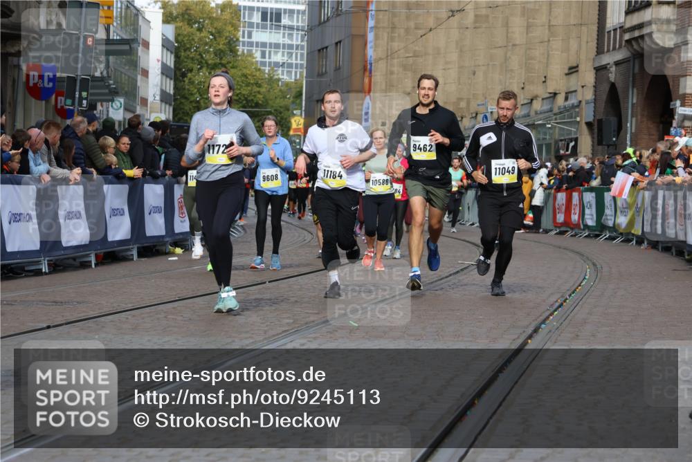 05.10.2025 - 20. swb-Marathon Bremen Strokosch-Dieckow http://msf.ph/oto/9245113 05.10.2025 10:58:18 Ziel 7077, 9174, 9462, 9608, 10084, 10368, 10586, 10786, 11049, 11181, 11184, 11495, 11724 meine-sportfotos.de