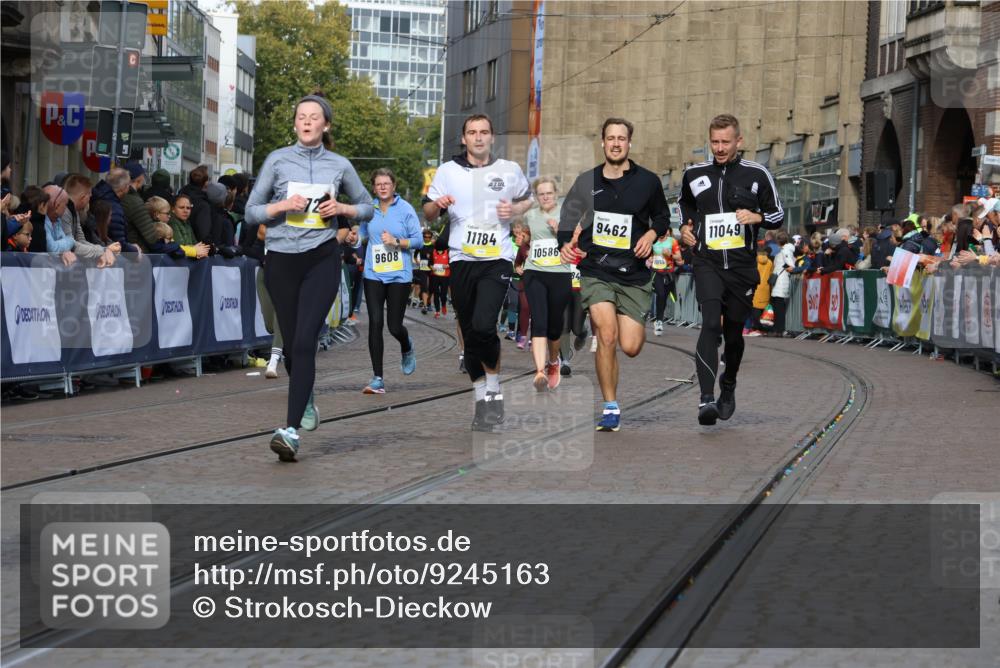 05.10.2025 - 20. swb-Marathon Bremen Strokosch-Dieckow http://msf.ph/oto/9245163 05.10.2025 10:58:19 Ziel 7077, 9174, 9462, 9608, 10084, 10368, 10586, 10786, 11049, 11181, 11184, 11495, 11591, 11724 meine-sportfotos.de