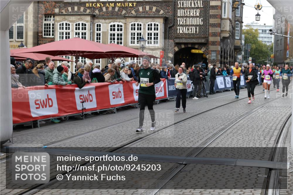 05.10.2025 - 20. swb-Marathon Bremen Yannick Fuchs http://msf.ph/oto/9245203 05.10.2025 11:11:37 Ziel 10320, 11030, 11083 meine-sportfotos.de