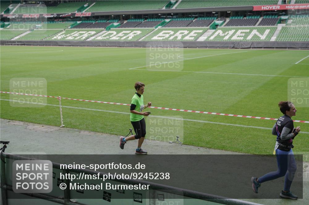 05.10.2025 - 20. swb-Marathon Bremen Michael Burmester http://msf.ph/oto/9245238 05.10.2025 10:37:09 Laufen im Stadion 7777, 9177, 9208, 9246, 9271, 9272, 9294, 9305, 9363, 9381, 9473, 9531, 9532, 9593, 9600, 9603, 9604, 9655, 9673, 9692, 9802, 9812, 9827, 9839, 9841, 9913, 9979, 9991, 10004, 10026, 10030, 10067, 10071, 10093, 10158, 10209, 10217, 10290, 10291, 10345, 10370, 10406, 10489, 10492, 10508, 10518, 10558, 10562, 10571, 10588, 10615, 10656, 10679, 10762, 10771, 10809, 10821, 10872, 10901, 11124, 11184, 11223, 11251, 7908, 8585, 9215, 9346 meine-sportfotos.de