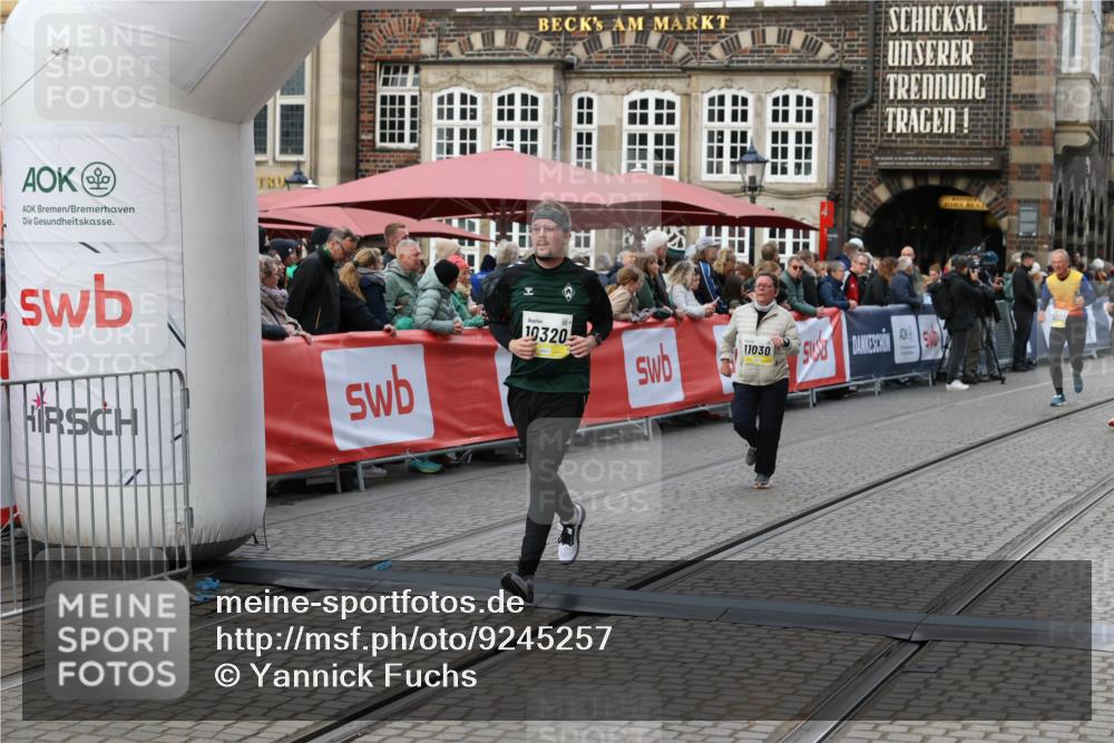 05.10.2025 - 20. swb-Marathon Bremen Yannick Fuchs http://msf.ph/oto/9245257 05.10.2025 11:11:38 Ziel 10320, 11030, 11083 meine-sportfotos.de