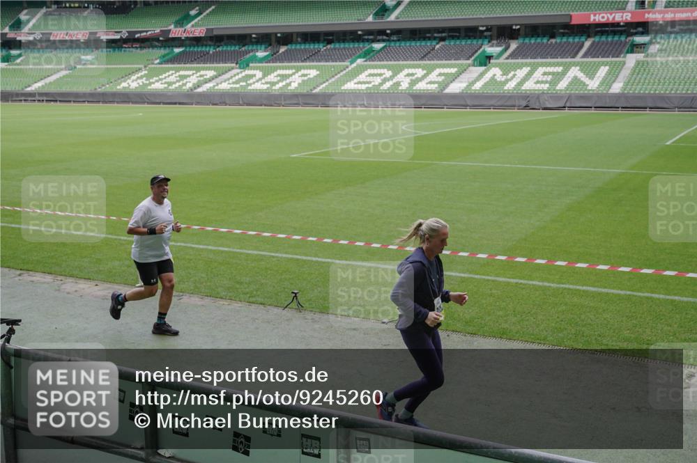 05.10.2025 - 20. swb-Marathon Bremen Michael Burmester http://msf.ph/oto/9245260 05.10.2025 10:37:11 Laufen im Stadion 7776, 7777, 9177, 9208, 9246, 9271, 9272, 9294, 9305, 9363, 9381, 9473, 9531, 9532, 9593, 9600, 9603, 9604, 9655, 9673, 9692, 9802, 9812, 9827, 9839, 9841, 9913, 9979, 9991, 10004, 10026, 10030, 10067, 10071, 10093, 10158, 10209, 10217, 10290, 10291, 10345, 10370, 10406, 10489, 10492, 10508, 10518, 10558, 10562, 10571, 10588, 10615, 10656, 10679, 10762, 10771, 10809, 10821, 10872, 10901, 11124, 11184, 11223, 11251, 7908, 8585, 9215, 9346 meine-sportfotos.de