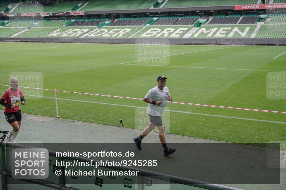 05.10.2025 - 20. swb-Marathon Bremen Michael Burmester http://msf.ph/oto/9245285 05.10.2025 10:37:12 Laufen im Stadion 7776, 7777, 9177, 9208, 9246, 9271, 9272, 9294, 9305, 9363, 9381, 9473, 9531, 9532, 9593, 9600, 9603, 9604, 9655, 9673, 9692, 9802, 9812, 9827, 9839, 9841, 9913, 9979, 9991, 10004, 10026, 10030, 10067, 10071, 10093, 10158, 10209, 10217, 10290, 10291, 10345, 10370, 10406, 10489, 10492, 10508, 10518, 10558, 10562, 10571, 10588, 10615, 10656, 10679, 10762, 10771, 10809, 10821, 10872, 10901, 11124, 11184, 11223, 11251, 7908, 8585, 9215, 9346 meine-sportfotos.de