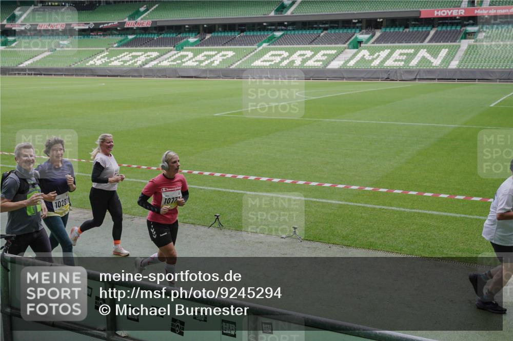 05.10.2025 - 20. swb-Marathon Bremen Michael Burmester http://msf.ph/oto/9245294 05.10.2025 10:37:13 Laufen im Stadion 7776, 7777, 9177, 9208, 9246, 9271, 9272, 9294, 9305, 9363, 9381, 9473, 9531, 9532, 9593, 9600, 9603, 9604, 9655, 9673, 9692, 9802, 9812, 9827, 9839, 9841, 9913, 9979, 9991, 10004, 10026, 10030, 10067, 10071, 10093, 10158, 10209, 10217, 10290, 10291, 10345, 10370, 10477, 10489, 10492, 10508, 10518, 10558, 10562, 10571, 10588, 10615, 10656, 10679, 10762, 10771, 10809, 10821, 10837, 10872, 10995, 11124, 11184, 11223, 11251, 7908, 8585, 9215, 9346 meine-sportfotos.de