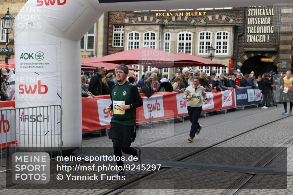 05.10.2025 - 20. swb-Marathon Bremen Yannick Fuchs http://msf.ph/oto/9245297 05.10.2025 11:11:39 Ziel 10320, 11030, 11083 meine-sportfotos.de