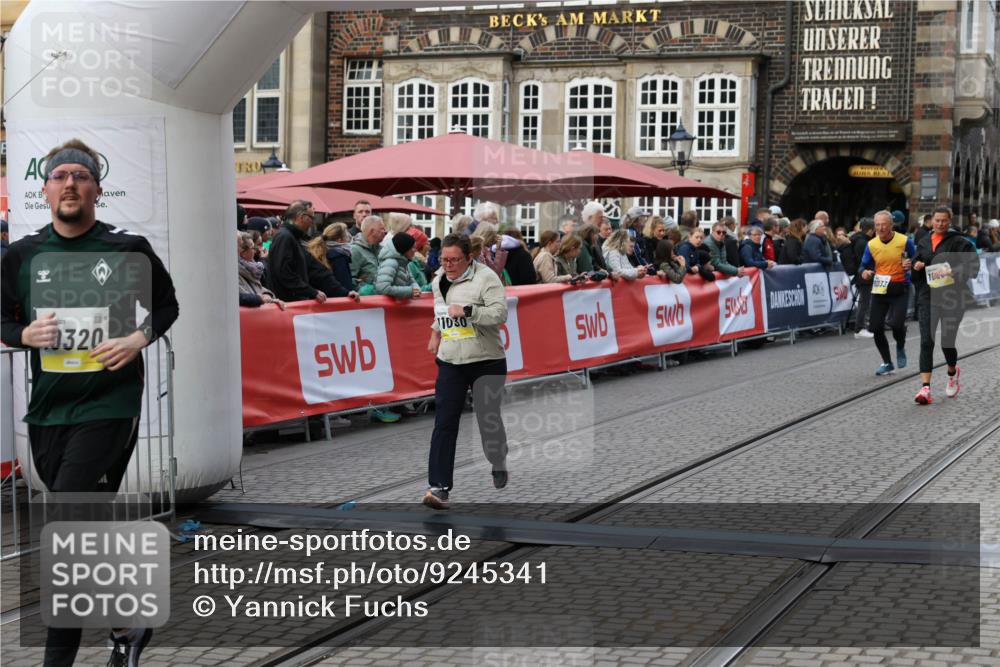 05.10.2025 - 20. swb-Marathon Bremen Yannick Fuchs http://msf.ph/oto/9245341 05.10.2025 11:11:40 Ziel 9453, 10264, 10320, 11030, 11083, 11191 meine-sportfotos.de