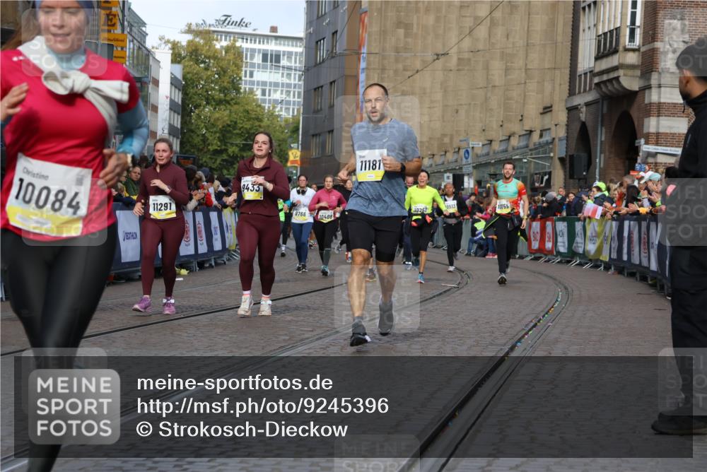 05.10.2025 - 20. swb-Marathon Bremen Strokosch-Dieckow http://msf.ph/oto/9245396 05.10.2025 10:58:25 Ziel 9433, 9608, 9820, 10055, 10084, 10261, 10408, 10586, 10988, 11181, 11184, 11291, 11495, 11591, 11700 meine-sportfotos.de
