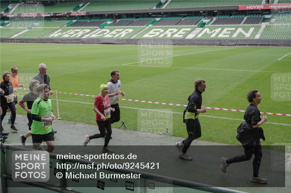 05.10.2025 - 20. swb-Marathon Bremen Michael Burmester http://msf.ph/oto/9245421 05.10.2025 10:37:17 Laufen im Stadion 7776, 7777, 9177, 9208, 9246, 9271, 9272, 9294, 9305, 9360, 9363, 9381, 9473, 9531, 9532, 9600, 9603, 9604, 9655, 9673, 9692, 9802, 9812, 9827, 9839, 9841, 9913, 9979, 10004, 10026, 10030, 10067, 10071, 10093, 10158, 10209, 10217, 10265, 10271, 10290, 10291, 10345, 10370, 10477, 10489, 10492, 10508, 10518, 10562, 10571, 10588, 10615, 10656, 10679, 10762, 10771, 10777, 10809, 10821, 10837, 10872, 10876, 10995, 11124, 11184, 11223, 11251, 11415, 9215 meine-sportfotos.de