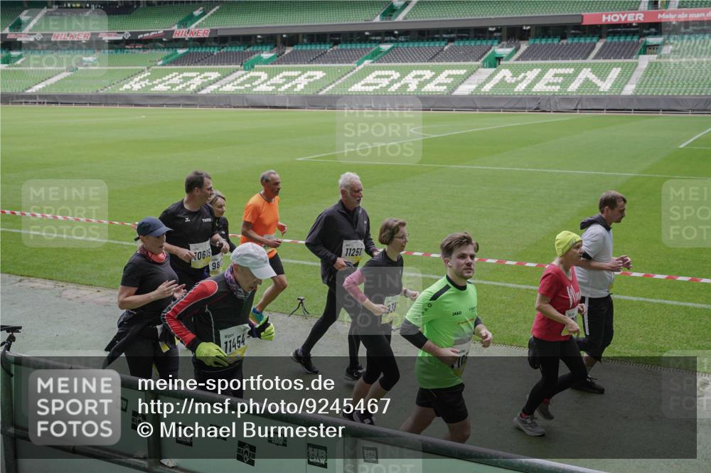 05.10.2025 - 20. swb-Marathon Bremen Michael Burmester http://msf.ph/oto/9245467 05.10.2025 10:37:18 Laufen im Stadion 7776, 7777, 9177, 9208, 9246, 9271, 9272, 9294, 9305, 9360, 9363, 9381, 9473, 9531, 9532, 9600, 9603, 9604, 9655, 9673, 9692, 9802, 9812, 9827, 9839, 9841, 9913, 9979, 10004, 10026, 10030, 10067, 10071, 10093, 10158, 10209, 10217, 10265, 10271, 10290, 10291, 10345, 10370, 10477, 10489, 10492, 10508, 10518, 10562, 10571, 10588, 10615, 10656, 10679, 10762, 10771, 10777, 10809, 10821, 10837, 10872, 10876, 10995, 11124, 11184, 11223, 11251, 11415, 9215 meine-sportfotos.de