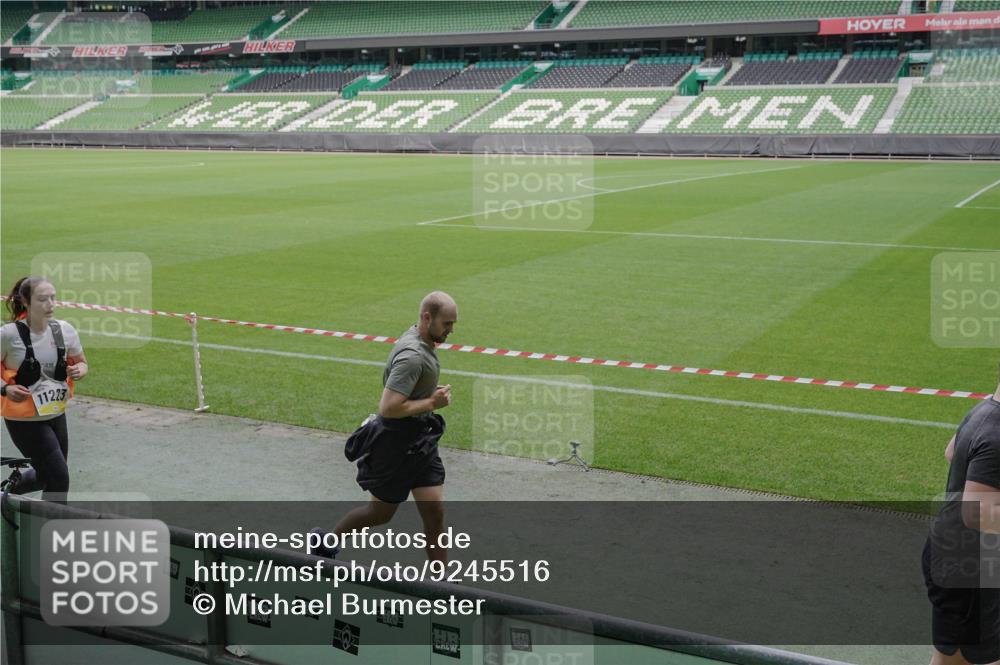 05.10.2025 - 20. swb-Marathon Bremen Michael Burmester http://msf.ph/oto/9245516 05.10.2025 10:37:21 Laufen im Stadion 7776, 7777, 9177, 9208, 9246, 9271, 9272, 9294, 9305, 9360, 9363, 9381, 9473, 9531, 9532, 9600, 9603, 9604, 9655, 9673, 9692, 9802, 9812, 9839, 9841, 9893, 9913, 9979, 10004, 10026, 10030, 10067, 10071, 10158, 10217, 10265, 10271, 10290, 10291, 10345, 10370, 10477, 10489, 10492, 10508, 10510, 10518, 10562, 10571, 10588, 10615, 10656, 10679, 10762, 10771, 10777, 10809, 10821, 10837, 10872, 10876, 10995, 11001, 11121, 11124, 11183, 11184, 11223, 11251, 11415 meine-sportfotos.de