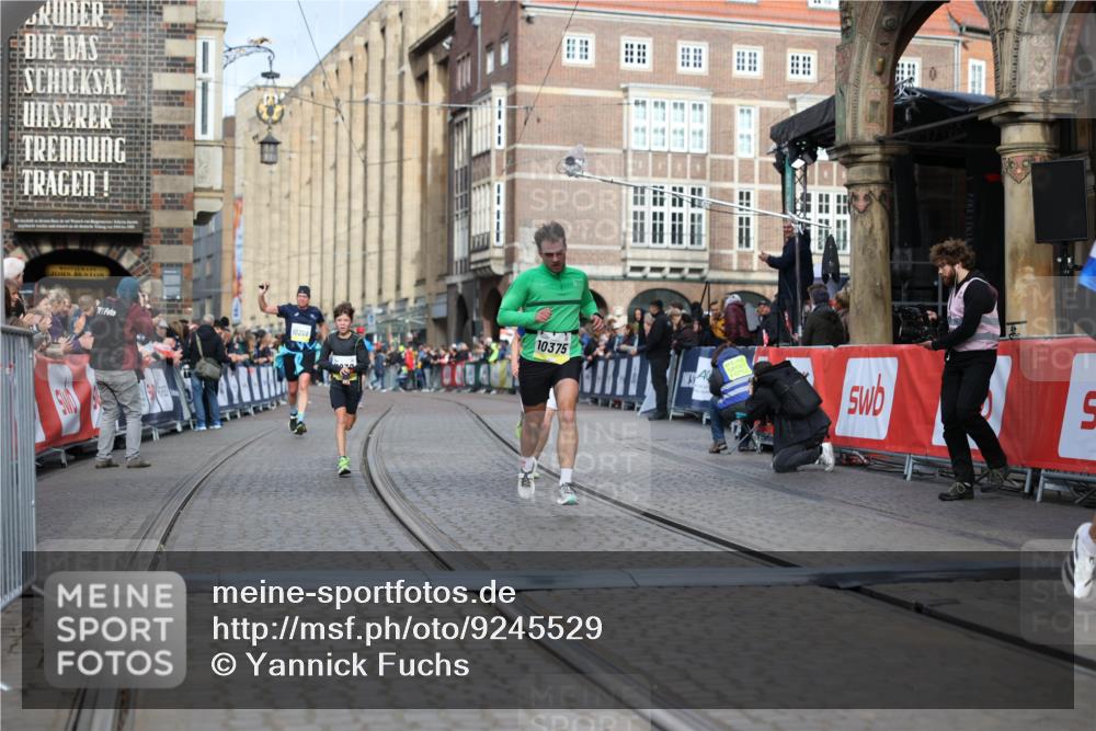 05.10.2025 - 20. swb-Marathon Bremen Yannick Fuchs http://msf.ph/oto/9245529 05.10.2025 10:42:28 Ziel 9700, 9775, 10375, 11217, 11230, 11422 meine-sportfotos.de