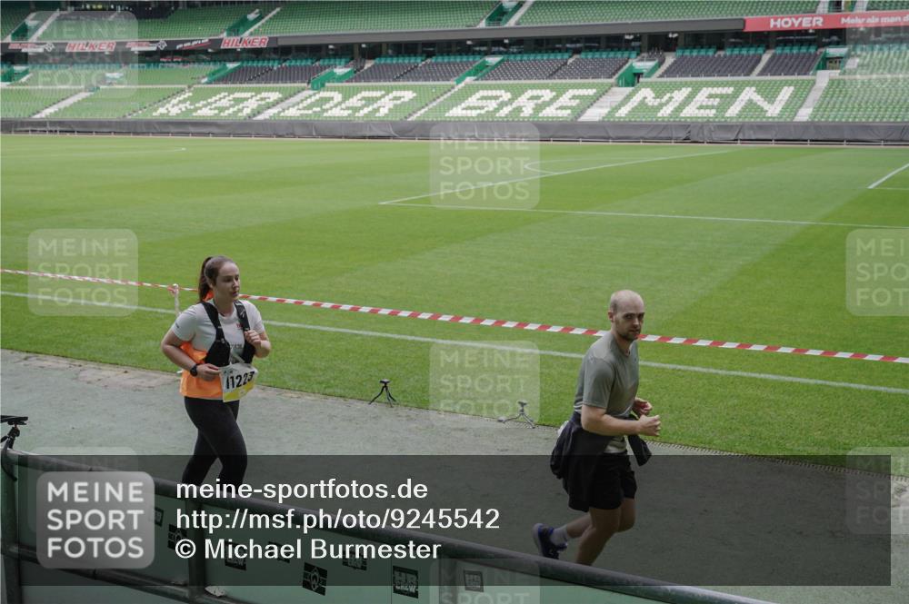 05.10.2025 - 20. swb-Marathon Bremen Michael Burmester http://msf.ph/oto/9245542 05.10.2025 10:37:21 Laufen im Stadion 7776, 7777, 9177, 9208, 9246, 9271, 9272, 9294, 9305, 9360, 9363, 9381, 9473, 9531, 9532, 9600, 9603, 9604, 9655, 9673, 9692, 9802, 9812, 9839, 9841, 9893, 9913, 9979, 10004, 10026, 10030, 10067, 10071, 10158, 10217, 10265, 10271, 10290, 10291, 10345, 10370, 10477, 10489, 10492, 10508, 10510, 10518, 10562, 10571, 10588, 10615, 10656, 10679, 10762, 10771, 10777, 10809, 10821, 10837, 10872, 10876, 10995, 11001, 11121, 11124, 11183, 11184, 11223, 11251, 11415 meine-sportfotos.de
