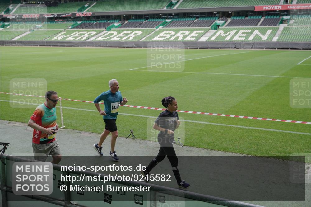 05.10.2025 - 20. swb-Marathon Bremen Michael Burmester http://msf.ph/oto/9245582 05.10.2025 10:37:23 Laufen im Stadion 7776, 7777, 9177, 9208, 9246, 9271, 9272, 9305, 9360, 9363, 9365, 9381, 9473, 9531, 9532, 9600, 9603, 9604, 9655, 9673, 9692, 9802, 9812, 9839, 9841, 9893, 9913, 9979, 10004, 10026, 10067, 10071, 10158, 10217, 10265, 10271, 10290, 10291, 10345, 10370, 10477, 10489, 10492, 10508, 10510, 10518, 10562, 10571, 10588, 10615, 10656, 10679, 10762, 10771, 10777, 10821, 10837, 10872, 10876, 10995, 11001, 11121, 11124, 11162, 11183, 11184, 11223, 11251, 11415 meine-sportfotos.de