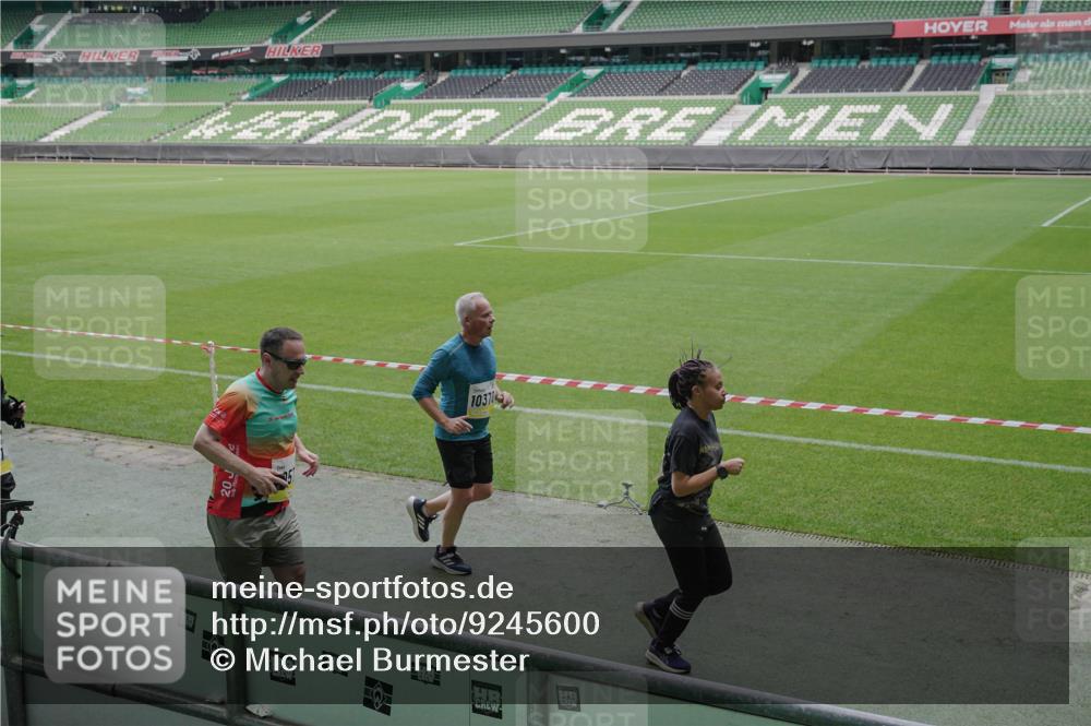 05.10.2025 - 20. swb-Marathon Bremen Michael Burmester http://msf.ph/oto/9245600 05.10.2025 10:37:23 Laufen im Stadion 7776, 7777, 9177, 9208, 9246, 9271, 9272, 9305, 9360, 9363, 9365, 9381, 9473, 9531, 9532, 9600, 9603, 9604, 9655, 9673, 9692, 9802, 9812, 9839, 9841, 9893, 9913, 9979, 10004, 10026, 10067, 10071, 10158, 10217, 10265, 10271, 10290, 10291, 10345, 10370, 10477, 10489, 10492, 10508, 10510, 10518, 10562, 10571, 10588, 10615, 10656, 10679, 10762, 10771, 10777, 10821, 10837, 10872, 10876, 10995, 11001, 11121, 11124, 11162, 11183, 11184, 11223, 11251, 11415 meine-sportfotos.de