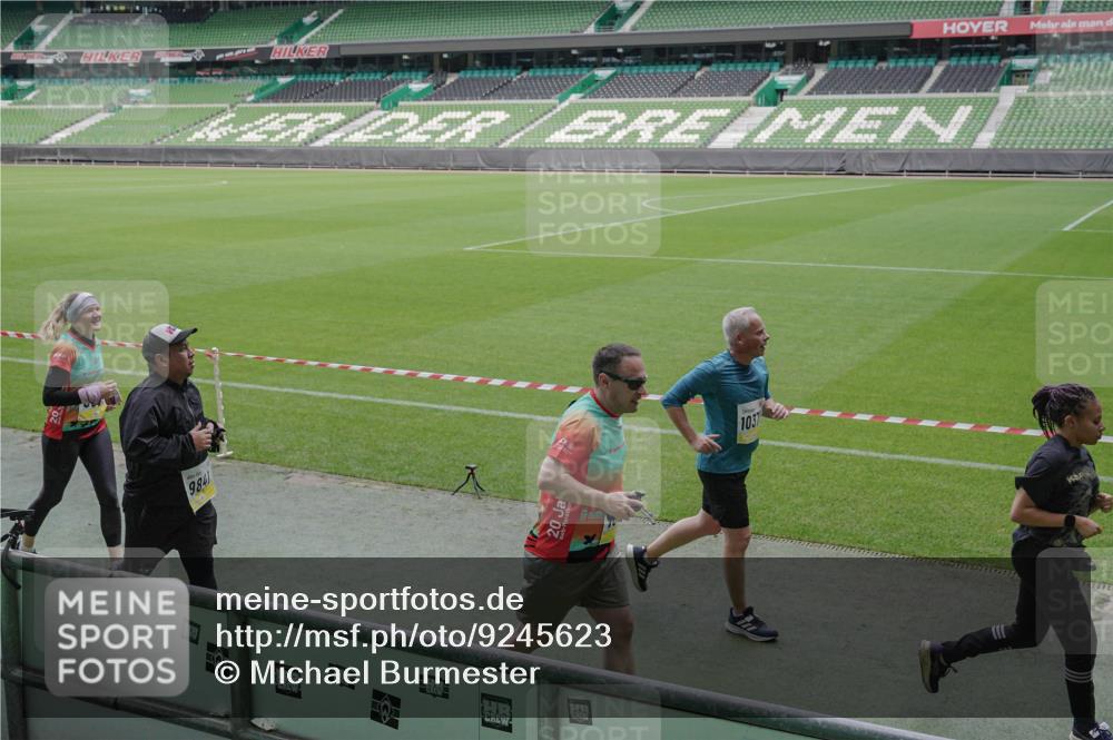 05.10.2025 - 20. swb-Marathon Bremen Michael Burmester http://msf.ph/oto/9245623 05.10.2025 10:37:24 Laufen im Stadion 7776, 7777, 9177, 9208, 9246, 9305, 9360, 9363, 9365, 9381, 9473, 9531, 9532, 9600, 9603, 9604, 9655, 9673, 9692, 9802, 9812, 9839, 9841, 9893, 9913, 9979, 10004, 10026, 10067, 10071, 10158, 10217, 10265, 10271, 10290, 10291, 10345, 10370, 10471, 10477, 10489, 10492, 10508, 10510, 10518, 10562, 10571, 10588, 10615, 10679, 10762, 10771, 10777, 10821, 10837, 10872, 10876, 10995, 11001, 11121, 11124, 11162, 11183, 11184, 11223, 11251, 11415 meine-sportfotos.de