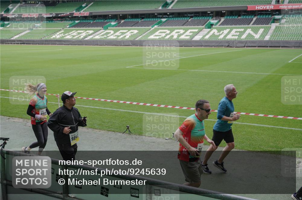 05.10.2025 - 20. swb-Marathon Bremen Michael Burmester http://msf.ph/oto/9245639 05.10.2025 10:37:24 Laufen im Stadion 7776, 7777, 9177, 9208, 9246, 9305, 9360, 9363, 9365, 9381, 9473, 9531, 9532, 9600, 9603, 9604, 9655, 9673, 9692, 9802, 9812, 9839, 9841, 9893, 9913, 9979, 10004, 10026, 10067, 10071, 10158, 10217, 10265, 10271, 10290, 10291, 10345, 10370, 10471, 10477, 10489, 10492, 10508, 10510, 10518, 10562, 10571, 10588, 10615, 10679, 10762, 10771, 10777, 10821, 10837, 10872, 10876, 10995, 11001, 11121, 11124, 11162, 11183, 11184, 11223, 11251, 11415 meine-sportfotos.de