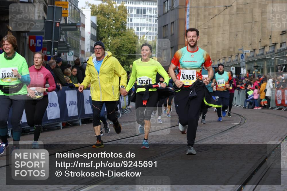 05.10.2025 - 20. swb-Marathon Bremen Strokosch-Dieckow http://msf.ph/oto/9245691 05.10.2025 10:58:30 Ziel 9430, 9433, 9472, 9529, 9766, 9820, 9913, 10049, 10055, 10261, 10285, 10408, 10513, 10936, 10988, 11291, 11591, 11700 meine-sportfotos.de