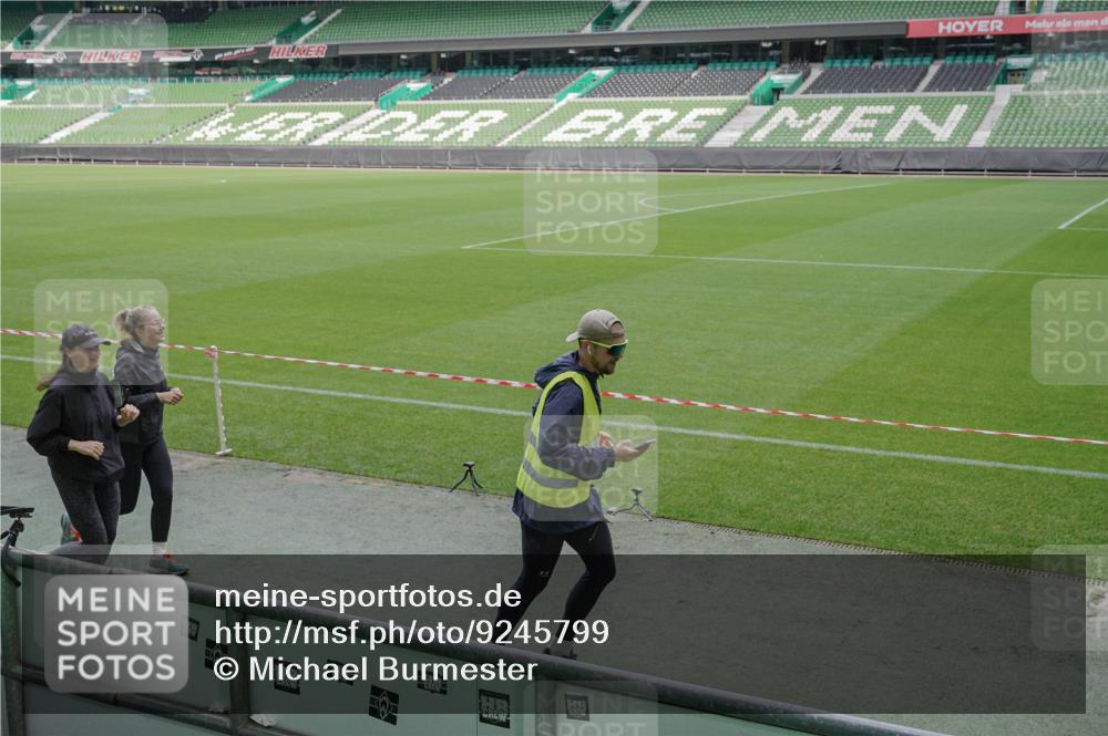 05.10.2025 - 20. swb-Marathon Bremen Michael Burmester http://msf.ph/oto/9245799 05.10.2025 10:37:39 Laufen im Stadion 7621, 7776, 9177, 9208, 9237, 9246, 9305, 9360, 9363, 9365, 9381, 9426, 9448, 9531, 9532, 9536, 9600, 9603, 9642, 9748, 9802, 9839, 9841, 9893, 9979, 10056, 10067, 10098, 10158, 10194, 10265, 10271, 10274, 10290, 10291, 10301, 10345, 10370, 10471, 10477, 10489, 10508, 10510, 10518, 10562, 10571, 10611, 10615, 10771, 10777, 10821, 10826, 10829, 10837, 10872, 10876, 10995, 11001, 11050, 11121, 11124, 11150, 11162, 11183, 11184, 11223, 11251, 11415, 9177, 9208 meine-sportfotos.de