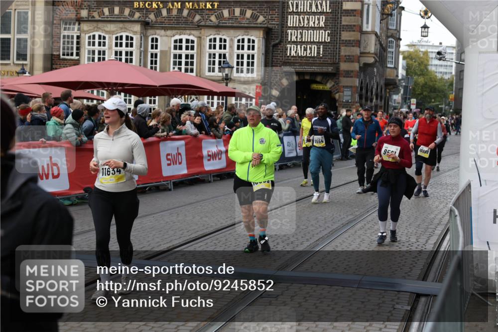 05.10.2025 - 20. swb-Marathon Bremen Yannick Fuchs http://msf.ph/oto/9245852 05.10.2025 11:10:09 Ziel 9288, 9554, 9561, 9760, 9972, 10383, 10435, 10515, 10659, 10885, 10969, 11381, 11401, 11405, 11634, 11748 meine-sportfotos.de