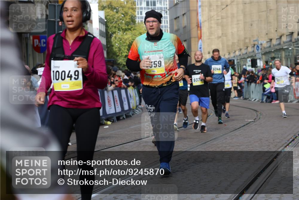 05.10.2025 - 20. swb-Marathon Bremen Strokosch-Dieckow http://msf.ph/oto/9245870 05.10.2025 10:58:38 Ziel 7163, 8585, 9346, 9359, 9370, 9430, 9472, 9529, 9540, 9622, 9714, 9766, 9913, 10049, 10513, 10527, 10591, 10679, 10871, 10936, 11078 meine-sportfotos.de