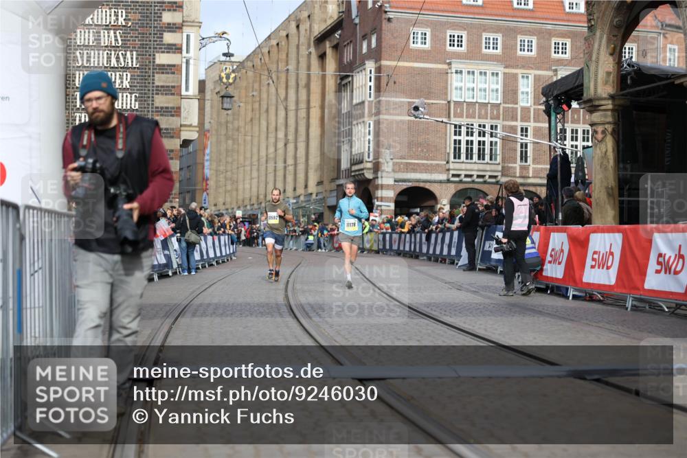 05.10.2025 - 20. swb-Marathon Bremen Yannick Fuchs http://msf.ph/oto/9246030 05.10.2025 10:42:43 Ziel 10592, 11178, 11725 meine-sportfotos.de