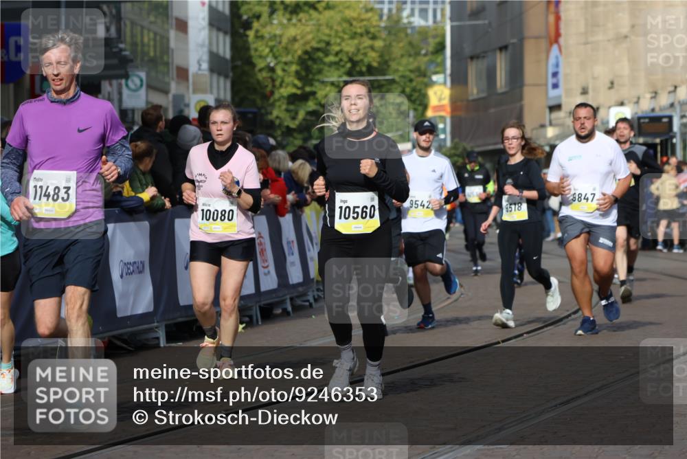 05.10.2025 - 20. swb-Marathon Bremen Strokosch-Dieckow http://msf.ph/oto/9246353 05.10.2025 10:58:51 Ziel 9349, 9518, 9542, 9601, 10080, 10263, 10560, 11290, 11483, 11612, 11651 meine-sportfotos.de