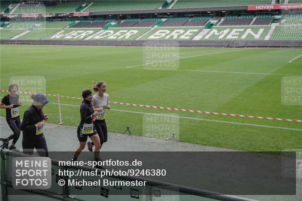 05.10.2025 - 20. swb-Marathon Bremen Michael Burmester http://msf.ph/oto/9246380 05.10.2025 10:38:00 Laufen im Stadion 7621, 7776, 8574, 9189, 9210, 9237, 9360, 9365, 9426, 9432, 9448, 9468, 9486, 9498, 9532, 9536, 9642, 9647, 9684, 9748, 9813, 9846, 9858, 9893, 10033, 10056, 10098, 10130, 10158, 10167, 10194, 10265, 10271, 10274, 10278, 10301, 10437, 10471, 10477, 10485, 10508, 10510, 10530, 10595, 10598, 10611, 10678, 10711, 10713, 10777, 10803, 10804, 10825, 10826, 10829, 10837, 10872, 10876, 10995, 11001, 11050, 11121, 11124, 11150, 11162, 11183, 11415, 9381, 9531 meine-sportfotos.de