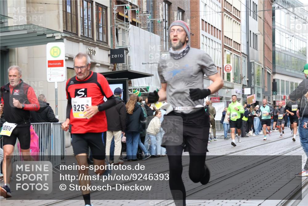 05.10.2025 - 20. swb-Marathon Bremen Strokosch-Dieckow http://msf.ph/oto/9246393 05.10.2025 10:51:16 Ziel 8333, 9004, 9252, 9259, 9268, 9506, 10321, 10376, 10436, 10556, 10584, 10716, 10918, 10928, 10968, 11177, 11484, 11689, 11696, 8333, 9004, 9252, 9259, 9268, 9506, 10321, 10376, 10436, 10556, 10584, 10716, 10918, 10928, 10968, 11177, 11484, 11689, 11696 meine-sportfotos.de
