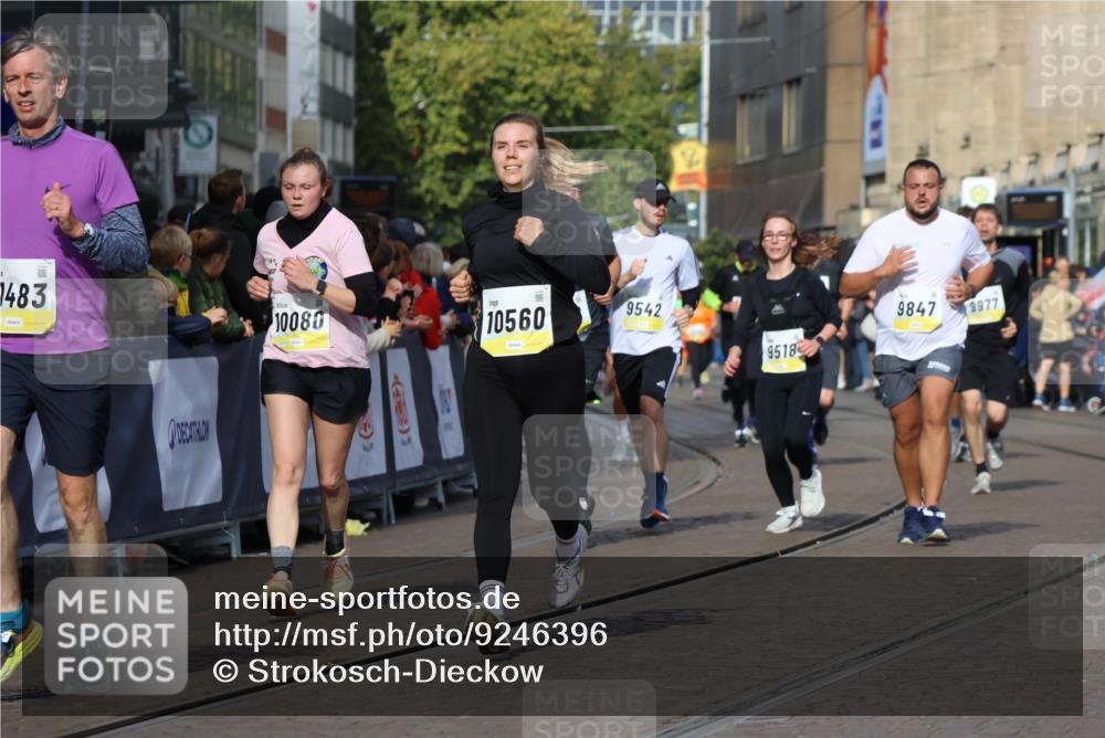 05.10.2025 - 20. swb-Marathon Bremen Strokosch-Dieckow http://msf.ph/oto/9246396 05.10.2025 10:58:51 Ziel 9349, 9518, 9542, 9601, 10080, 10263, 10560, 11290, 11483, 11612, 11651 meine-sportfotos.de