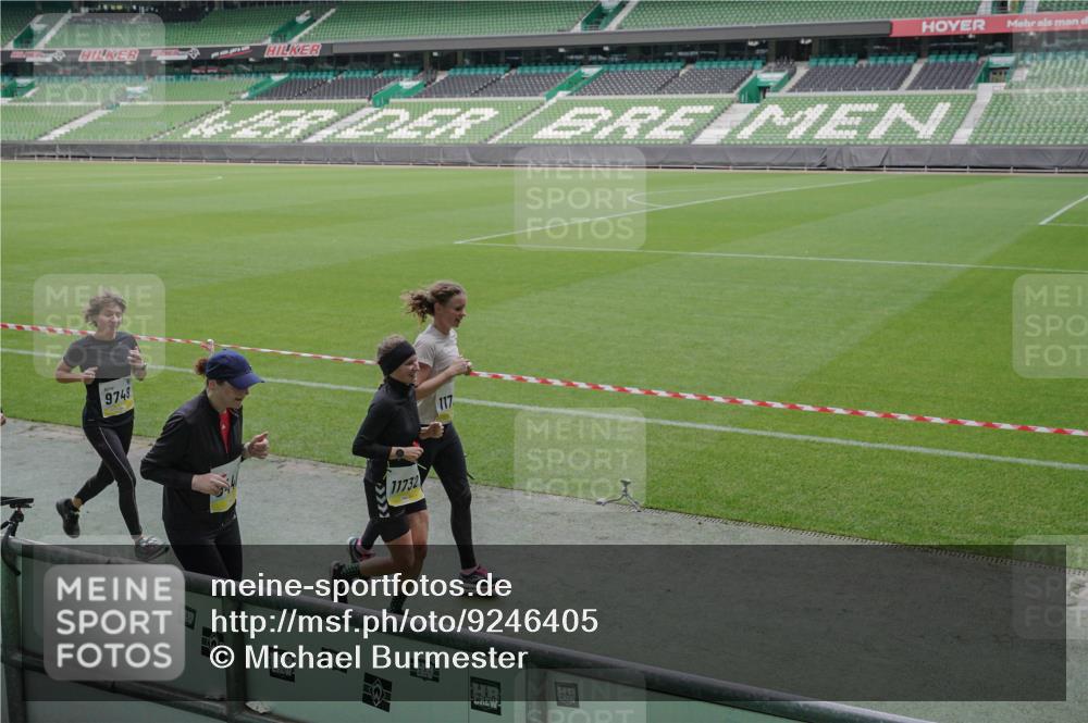 05.10.2025 - 20. swb-Marathon Bremen Michael Burmester http://msf.ph/oto/9246405 05.10.2025 10:38:00 Laufen im Stadion 7621, 7776, 8574, 9189, 9210, 9237, 9360, 9365, 9426, 9432, 9448, 9468, 9486, 9498, 9532, 9536, 9642, 9647, 9684, 9748, 9813, 9846, 9858, 9893, 10033, 10056, 10098, 10130, 10158, 10167, 10194, 10265, 10271, 10274, 10278, 10301, 10437, 10471, 10477, 10485, 10508, 10510, 10530, 10595, 10598, 10611, 10678, 10711, 10713, 10777, 10803, 10804, 10825, 10826, 10829, 10837, 10872, 10876, 10995, 11001, 11050, 11121, 11124, 11150, 11162, 11183, 11415, 9381, 9531 meine-sportfotos.de