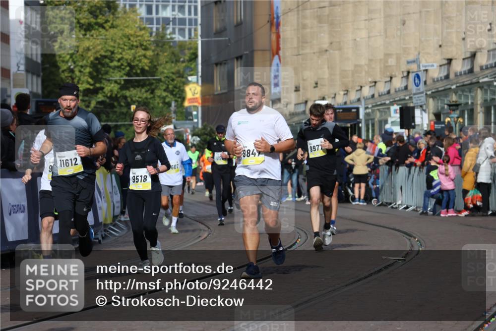 05.10.2025 - 20. swb-Marathon Bremen Strokosch-Dieckow http://msf.ph/oto/9246442 05.10.2025 10:58:52 Ziel 9349, 9518, 9542, 9601, 9847, 9977, 10080, 10263, 10560, 10588, 11290, 11483, 11612 meine-sportfotos.de