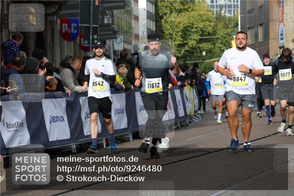 05.10.2025 - 20. swb-Marathon Bremen Strokosch-Dieckow http://msf.ph/oto/9246480 05.10.2025 10:58:53 Ziel 9349, 9518, 9542, 9601, 9847, 9977, 10080, 10560, 10588, 11290, 11483, 11612 meine-sportfotos.de