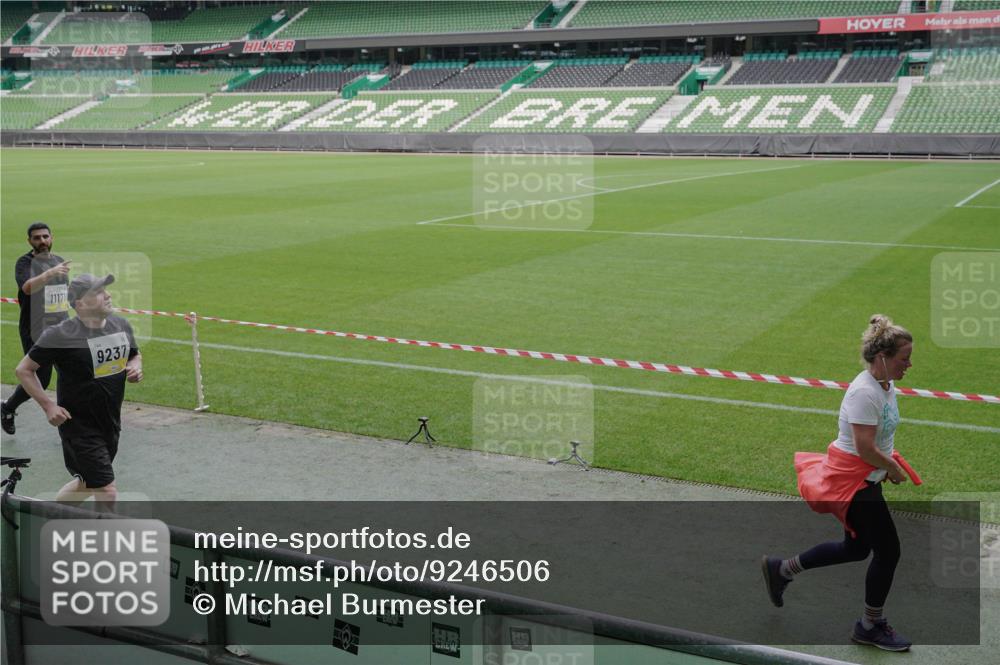 05.10.2025 - 20. swb-Marathon Bremen Michael Burmester http://msf.ph/oto/9246506 05.10.2025 10:38:03 Laufen im Stadion 7621, 7776, 8574, 9189, 9210, 9237, 9360, 9365, 9426, 9432, 9448, 9468, 9486, 9498, 9532, 9536, 9642, 9647, 9684, 9707, 9748, 9813, 9846, 9858, 9893, 10033, 10056, 10098, 10130, 10167, 10194, 10265, 10271, 10274, 10278, 10301, 10437, 10471, 10477, 10485, 10508, 10510, 10530, 10595, 10598, 10611, 10678, 10711, 10713, 10777, 10803, 10804, 10825, 10826, 10829, 10837, 10872, 10876, 10995, 11001, 11050, 11121, 11124, 11150, 11162, 11183, 11415, 9381, 9531 meine-sportfotos.de
