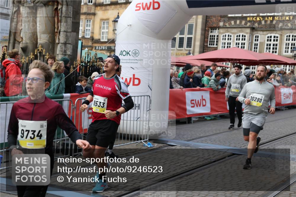 05.10.2025 - 20. swb-Marathon Bremen Yannick Fuchs http://msf.ph/oto/9246523 05.10.2025 11:10:28 Ziel 8533, 9734, 9806, 10189, 10280, 11333, 11388 meine-sportfotos.de