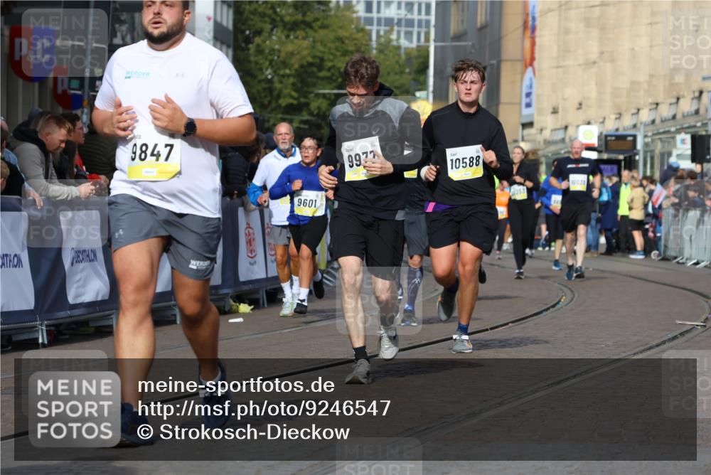 05.10.2025 - 20. swb-Marathon Bremen Strokosch-Dieckow http://msf.ph/oto/9246547 05.10.2025 10:58:57 Ziel 9349, 9518, 9542, 9601, 9847, 9977, 10080, 10357, 10588, 10607, 11612 meine-sportfotos.de