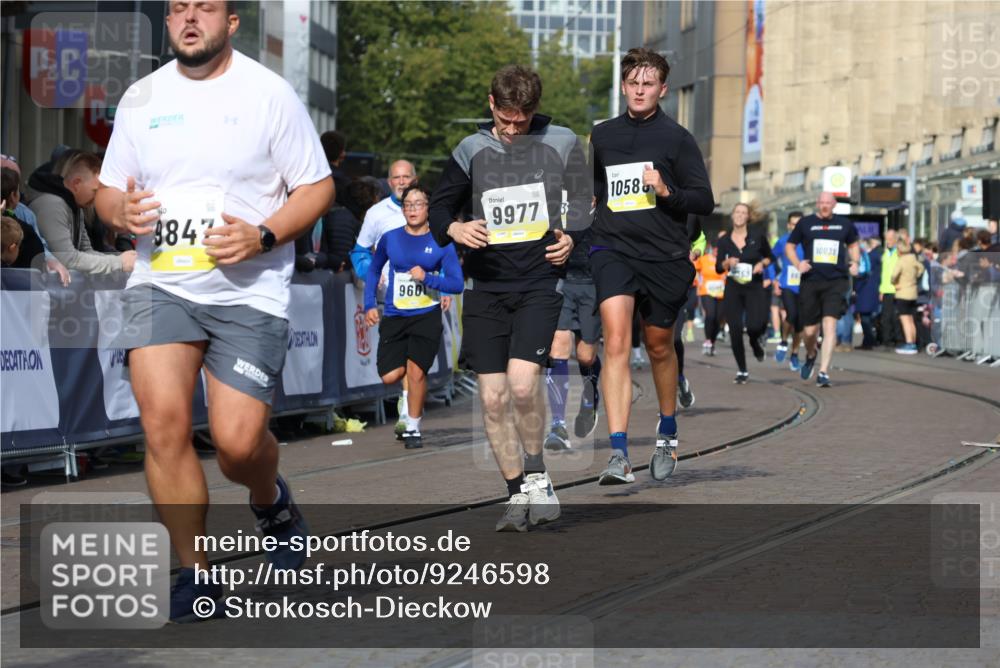 05.10.2025 - 20. swb-Marathon Bremen Strokosch-Dieckow http://msf.ph/oto/9246598 05.10.2025 10:58:57 Ziel 9349, 9518, 9542, 9601, 9847, 9977, 10080, 10357, 10588, 10607, 11612 meine-sportfotos.de