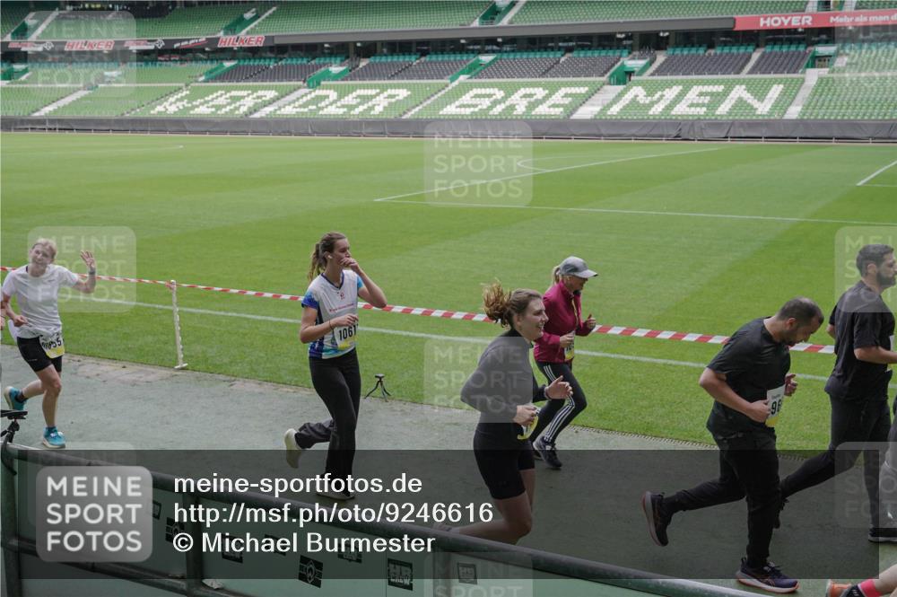 05.10.2025 - 20. swb-Marathon Bremen Michael Burmester http://msf.ph/oto/9246616 05.10.2025 10:38:06 Laufen im Stadion 7621, 7776, 8574, 9189, 9210, 9237, 9360, 9365, 9426, 9432, 9448, 9468, 9486, 9498, 9532, 9536, 9642, 9647, 9684, 9707, 9748, 9750, 9813, 9846, 9858, 9893, 10033, 10056, 10098, 10130, 10167, 10194, 10265, 10271, 10274, 10278, 10301, 10437, 10471, 10477, 10485, 10510, 10530, 10595, 10598, 10611, 10678, 10711, 10713, 10777, 10803, 10804, 10825, 10826, 10829, 10837, 10872, 10876, 10995, 11001, 11050, 11121, 11124, 11150, 11162, 11183, 11415, 9381, 9531 meine-sportfotos.de