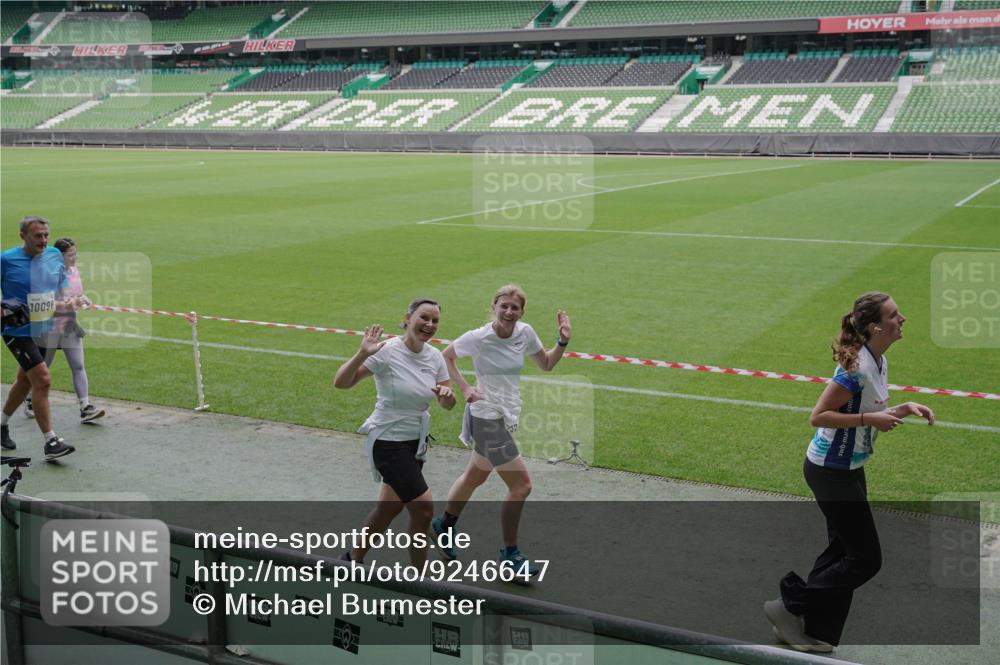 05.10.2025 - 20. swb-Marathon Bremen Michael Burmester http://msf.ph/oto/9246647 05.10.2025 10:38:07 Laufen im Stadion 7621, 7776, 8574, 9189, 9210, 9237, 9360, 9365, 9426, 9432, 9448, 9468, 9486, 9498, 9536, 9642, 9647, 9684, 9707, 9748, 9750, 9813, 9846, 9858, 9893, 9915, 9940, 10033, 10056, 10098, 10130, 10167, 10194, 10205, 10265, 10271, 10274, 10278, 10301, 10437, 10471, 10477, 10485, 10510, 10530, 10595, 10598, 10611, 10678, 10711, 10713, 10777, 10803, 10804, 10825, 10826, 10829, 10837, 10872, 10876, 10995, 11001, 11050, 11121, 11124, 11150, 11162, 11183, 11415, 9381, 9531 meine-sportfotos.de