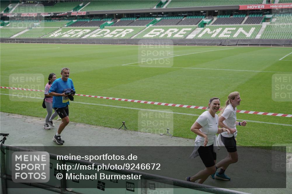 05.10.2025 - 20. swb-Marathon Bremen Michael Burmester http://msf.ph/oto/9246672 05.10.2025 10:38:07 Laufen im Stadion 7621, 7776, 8574, 9189, 9210, 9237, 9360, 9365, 9426, 9432, 9448, 9468, 9486, 9498, 9536, 9642, 9647, 9684, 9707, 9748, 9750, 9813, 9846, 9858, 9893, 9915, 9940, 10033, 10056, 10098, 10130, 10167, 10194, 10205, 10265, 10271, 10274, 10278, 10301, 10437, 10471, 10477, 10485, 10510, 10530, 10595, 10598, 10611, 10678, 10711, 10713, 10777, 10803, 10804, 10825, 10826, 10829, 10837, 10872, 10876, 10995, 11001, 11050, 11121, 11124, 11150, 11162, 11183, 11415, 9381, 9531 meine-sportfotos.de