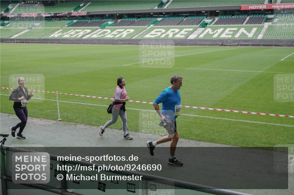 05.10.2025 - 20. swb-Marathon Bremen Michael Burmester http://msf.ph/oto/9246690 05.10.2025 10:38:08 Laufen im Stadion 7621, 7776, 8574, 9189, 9210, 9237, 9360, 9365, 9426, 9432, 9448, 9468, 9486, 9498, 9536, 9642, 9647, 9684, 9707, 9748, 9750, 9813, 9846, 9858, 9893, 9915, 9940, 10033, 10056, 10098, 10130, 10167, 10194, 10205, 10265, 10271, 10274, 10278, 10301, 10437, 10471, 10477, 10485, 10510, 10530, 10595, 10598, 10611, 10678, 10711, 10713, 10777, 10803, 10804, 10825, 10826, 10829, 10837, 10872, 10876, 10995, 11001, 11050, 11121, 11150, 11162, 11183, 11415, 9381, 9531 meine-sportfotos.de