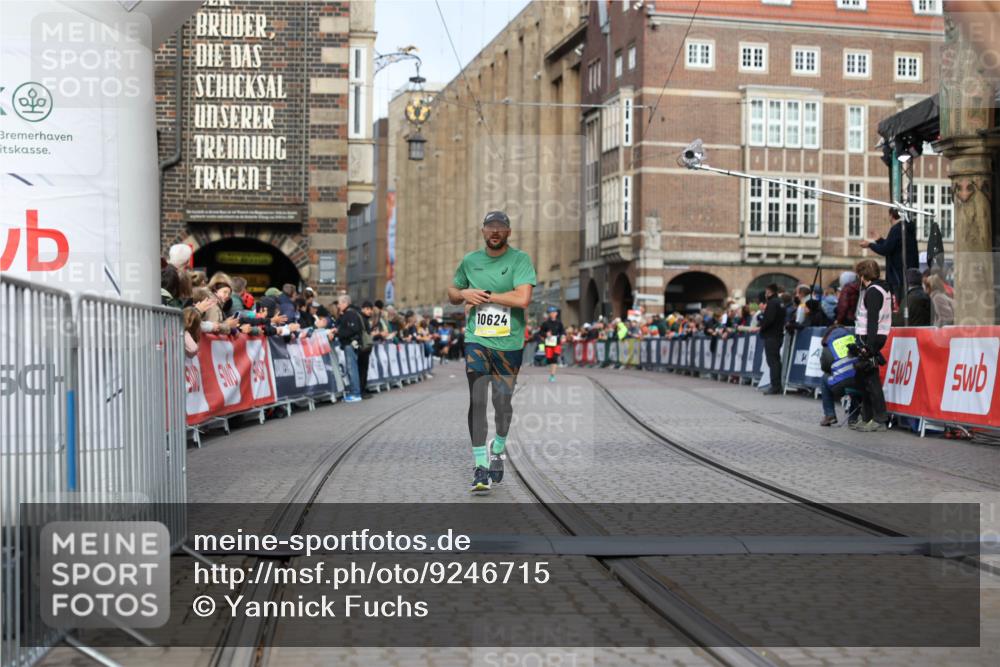 05.10.2025 - 20. swb-Marathon Bremen Yannick Fuchs http://msf.ph/oto/9246715 05.10.2025 10:43:01 Ziel 9524, 10624, 11640 meine-sportfotos.de