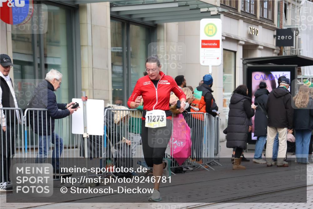05.10.2025 - 20. swb-Marathon Bremen Strokosch-Dieckow http://msf.ph/oto/9246781 05.10.2025 10:51:43 Ziel 9196, 9226, 9683, 9852, 9939, 10038, 10240, 10380, 10438, 10581, 10625, 10668, 10727, 10817, 10900, 10942, 10977, 11080, 11136, 11273, 11325, 11394, 11641, 9196, 9226, 9683, 9852, 9939, 10038, 10240, 10380, 10438, 10581, 10625, 10668, 10727, 10817, 10900, 10942, 10977, 11080, 11136, 11273, 11325, 11394, 11641 meine-sportfotos.de