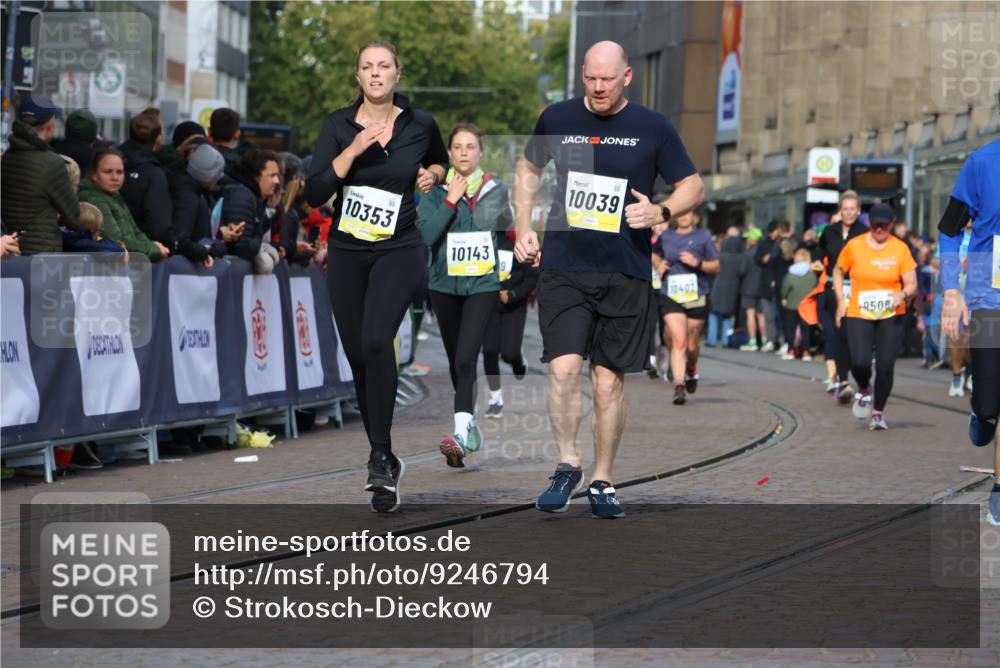 05.10.2025 - 20. swb-Marathon Bremen Strokosch-Dieckow http://msf.ph/oto/9246794 05.10.2025 10:59:06 Ziel 9219, 9508, 9692, 10039, 10143, 10353, 10357, 10594, 10607 meine-sportfotos.de