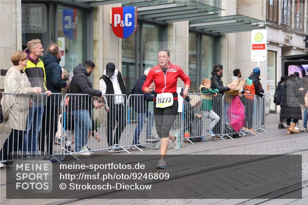 05.10.2025 - 20. swb-Marathon Bremen Strokosch-Dieckow http://msf.ph/oto/9246809 05.10.2025 10:51:43 Ziel 9196, 9226, 9683, 9852, 9939, 10038, 10240, 10380, 10438, 10581, 10625, 10668, 10727, 10817, 10900, 10942, 10977, 11080, 11136, 11273, 11325, 11394, 11641, 9196, 9226, 9683, 9852, 9939, 10038, 10240, 10380, 10438, 10581, 10625, 10668, 10727, 10817, 10900, 10942, 10977, 11080, 11136, 11273, 11325, 11394, 11641 meine-sportfotos.de